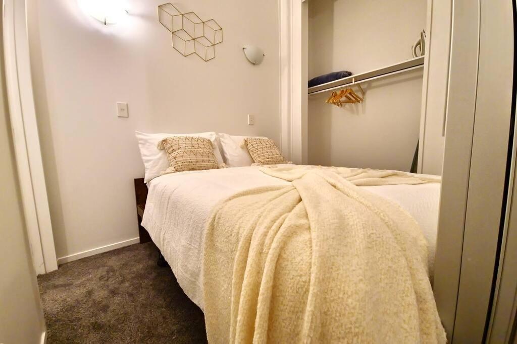 Heritage Luxe Retreat On Queens Apartment